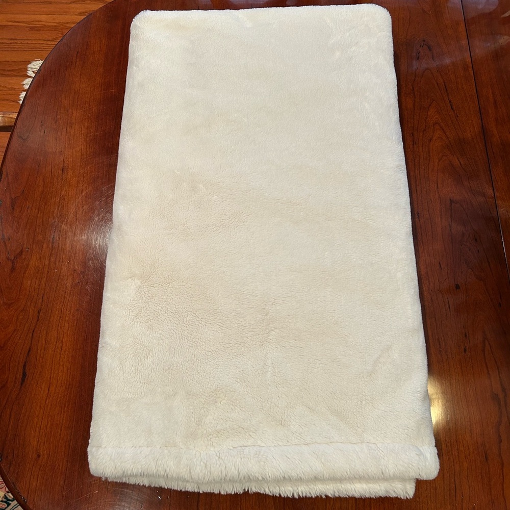 RACHEL Rachel Roy Double Sided Faux Fur Plush White Blanket